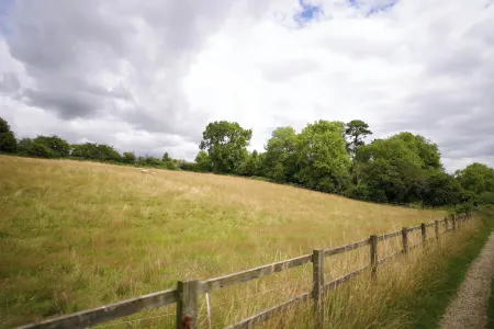 Tring Grange Cottage - Sleeps 2 - Onsite Parking