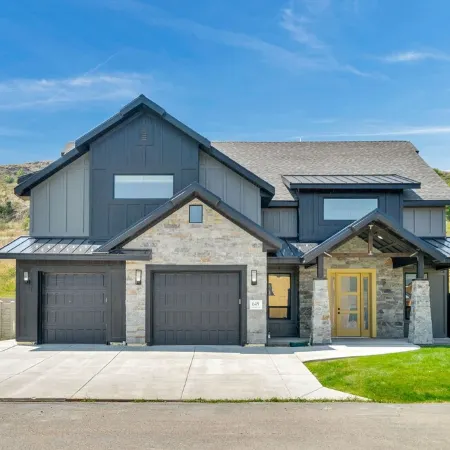 New Spacious Family Friendly Home! Hot Tub, Play Room, Pebble Ice, Pool Table!