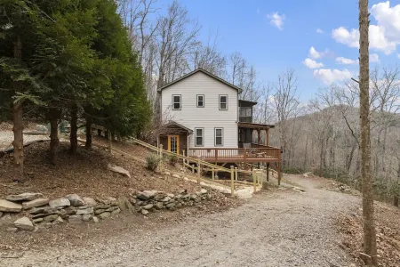 Mountain View Retreat central to Asheville and Black Mountain Отели рядом с достопримечательностью «Charles D Owen Park»