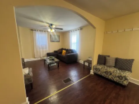 Charming and Cozy 3-bedroom Row Home - Ideal for Students, Travelers & Families!