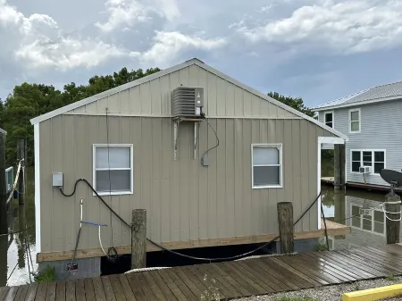 Beautiful Super Strike Houseboat-2 Br/1.5 BA in Cypress Cove Marina-6 Beds Отели в г. Плакеминс Пэриш