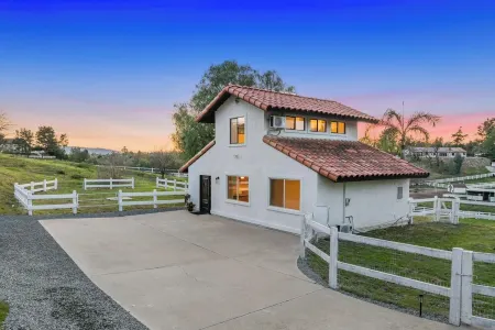 Charming 2-bedroom Casita with AC, WiFi in wonderful Temecula