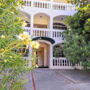 Costambar Beachfront Pool Apartment Hotel Exterior