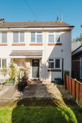 Corner House - Bright 2 Bed in Cheltenham