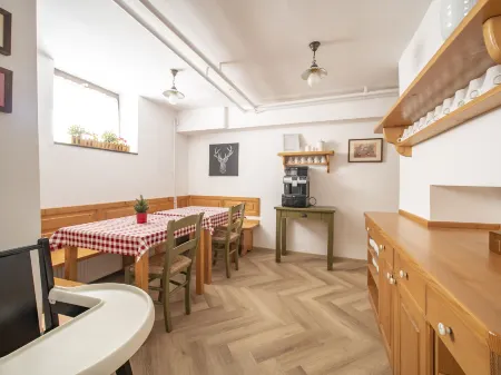 Berghi Hotel and Apartments Отели в г. Jesenice