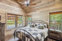 Antler Ridge 3 Bedroom Cabin by RedAwning فنادق في سيفيرفيل