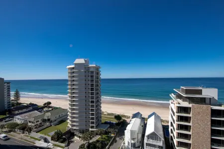 Bougainvillea Luxury Apartments Отели рядом с достопримечательностью «Мейн Бич»