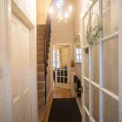 Sandgate 2-Bed Apartment in Ayr Central Location Others