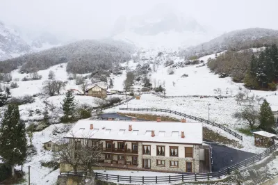 Apartamentos Los Picos de Europa Hotels in Lon