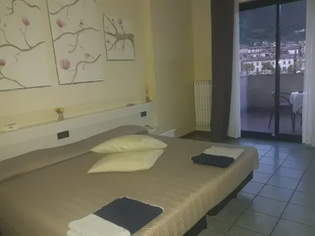 Hotel Stazione Sul Lago di Iseo Отели в г. Адро