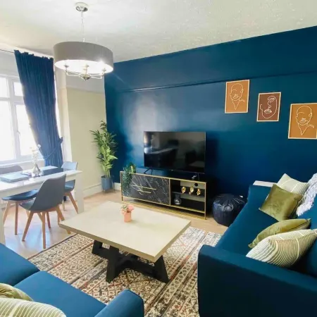 Family 4-Bed Apartment in Dawlish with Sea View
