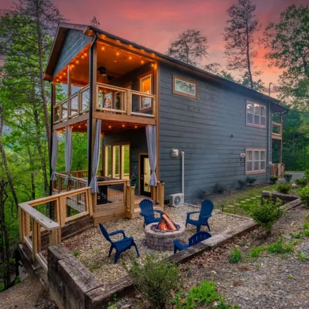 Romantic Cabin Retreat by Ghosal Luxury Lodging