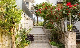 Seaside Family Haven - Avia's Spacious Getaway