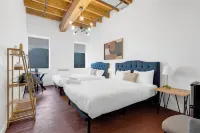 The Little Prince Rooms - Old Montreal - Condos