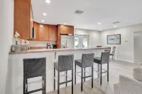 Peaceful Old Charm Oasis Near The Beach in Fort Myers. With Huge Yard, WiFi, AC