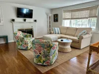 Cozy 2 Bedroom, 4 Bed Getaway Near Beach, Fenced Yard, Quiet Rd