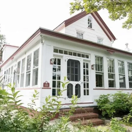 Cozy cottage on iconic tree lined Washington Street