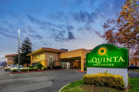 La Quinta Inn & Suites by Wyndham Oakland - Hayward Отели рядом с достопримечательностью «Хэйворд Джапанес Гарденс»