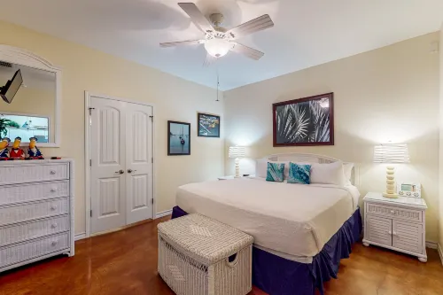 Coastal Port A condo 3 blocks to the beach with 2 pools & enclosed patio with TV Hotel di Port Aransas