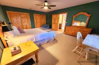 Stunning Haven - Modern Kitchen, Great Room, Spacious Deck Hotels in Friendship Township