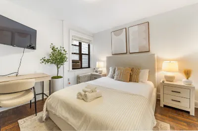 Charming Studio Retreat with Rooftop Access - Cozy Urban Haven Hotels in 