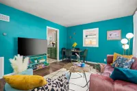 Whimsical Art Deco Retreat with Vibrant Design - Charming Artistic Oasis Hotels in Peoria Heights