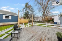 Close to Attractions and Minutes from Lake Michigan - Charming Cozy Retreat Hotels in Michigan City