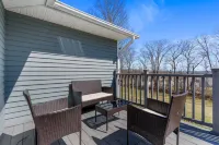 Open Concept Living and Cozy Ambiance - Inviting Spacious Haven Hotels in Middletown