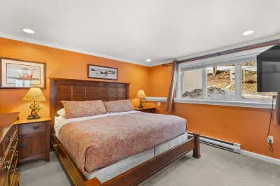 Ski in/Out Access with Private Hot Tub and Sauna - Cozy Inviting Retreat