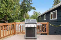 Spacious Dining, Cozy Living, and Large Deck - Stylish Family Haven Các khách sạn ở Shoreline