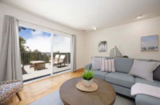 Panoramic Ocean Views and Culinary Delights - Charming Coastal Retreat