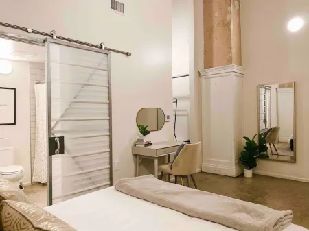 Sunny Loft Retreat in Downtown - Charming Urban Escape with Luxurious Amenities