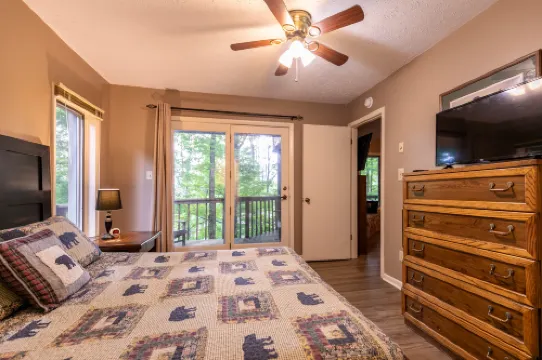 Mountain Views and Cozy Fire Pit - Charming Retreat