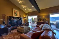 Stunning City Views and Luxurious Comfort - Exquisite Asheville Retreat
