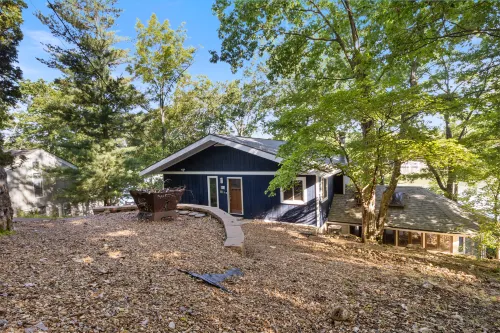 Firepit, Kayaks, Paddle Board and Lake Views - Charming Lake Retreat