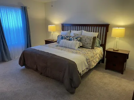 Lanai and Patio Dining - Charming Stylish Getaway