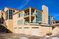 Snowy Adventure Haven - WiFi, Loft, Charming Retreat Hotels in Parowan