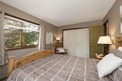 Mountain Views and Private Deck - Charming Family Retreat Отели в г. Грэнби