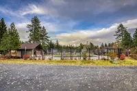Shared Pool, Hot Tub, Home Theater - Luxurious Modern Retreat