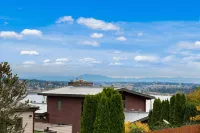 Panoramic Lake View, Spacious Backyard and Smart TV - Charming Retreat Hotels in Kenmore