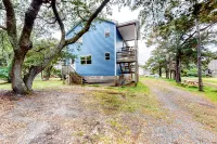 Dog-friendly, canal view home w/ fast WiFi, washer/dryer, & central AC
