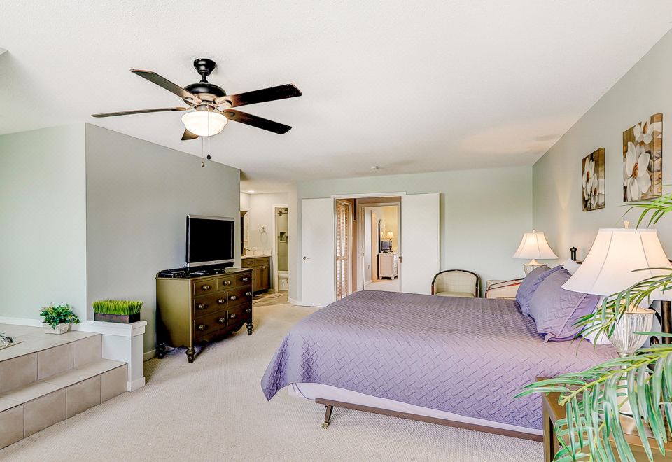 Penthouse living at Shelter Cove Marina with balcony, harbor view, pool ... - Penthouse With Harbor View And Pool