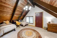 Spacious Deck and Cozy Pellet Stove - Charming Mountain Cabin Retreat Hotels near Boreal Mountain California