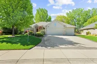 Tranquil Setting and Scenic Access - Charming Nature Retreat Hotel a Garden City