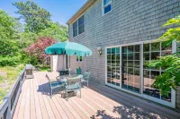 Stunning Outdoor Space and Relaxing Den - Charming Coastal Haven 차탐 호텔