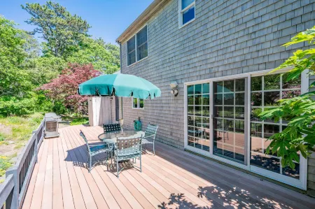 Stunning Outdoor Space and Relaxing Den - Charming Coastal Haven Отели рядом с достопримечательностью «Заповедник Форест Бич»