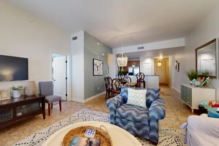 Hill country corner condo at The Waters - central AC, lake views & washer/dryer