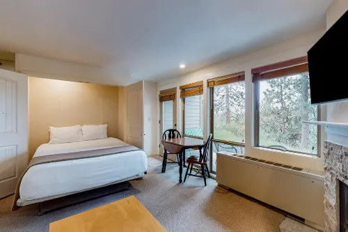 Cozy mountain studio near skiing & town with fast WiFi, shared pools, & patio Hotels in Sunriver