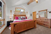 Stunning Mountain Views and Cozy Hot Tub - Enchanting Lodge Retreat
