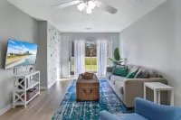 Serene Escape with Private Balcony and Golf Course Views - Charming Retreat Hotels in Carolina Forest